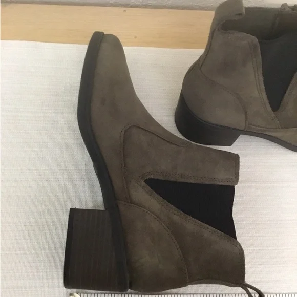 Clarks Nevella Booties size 7.5